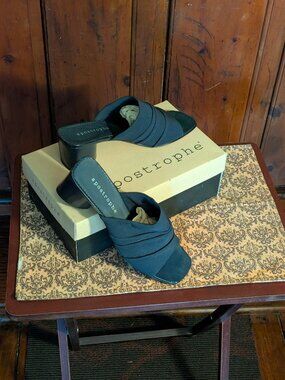 Apostrophe New Shoe Slides -Navy -S/9.5 -Simple -classy -or casual & cool.